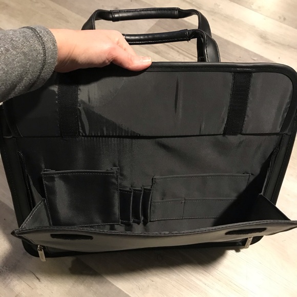 Solo Leather Laptop Messenger Bag - Picture 6 of 7